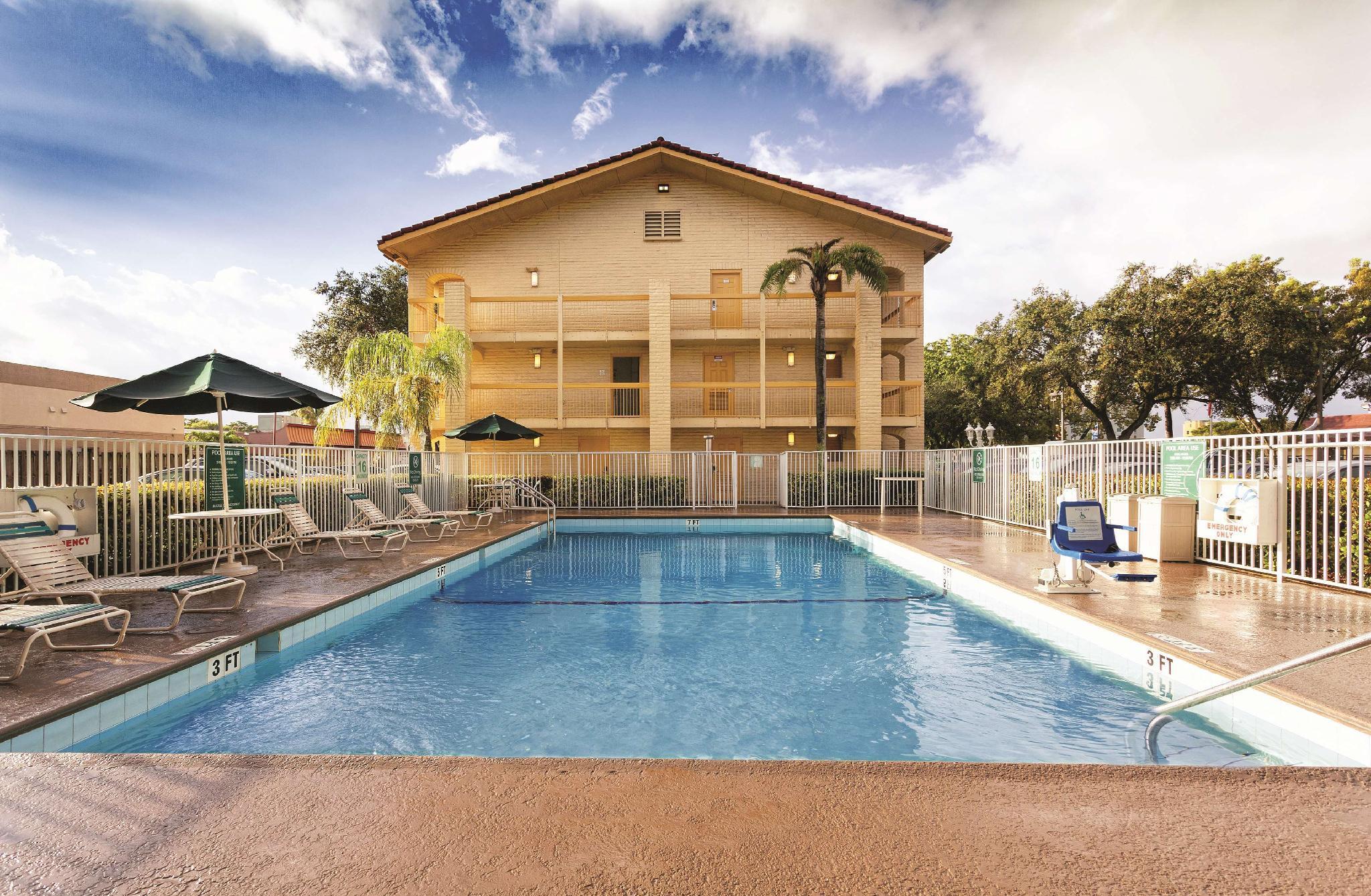La Quinta Inn By Wyndham Miami Airport North Miami Springs Bagian luar foto