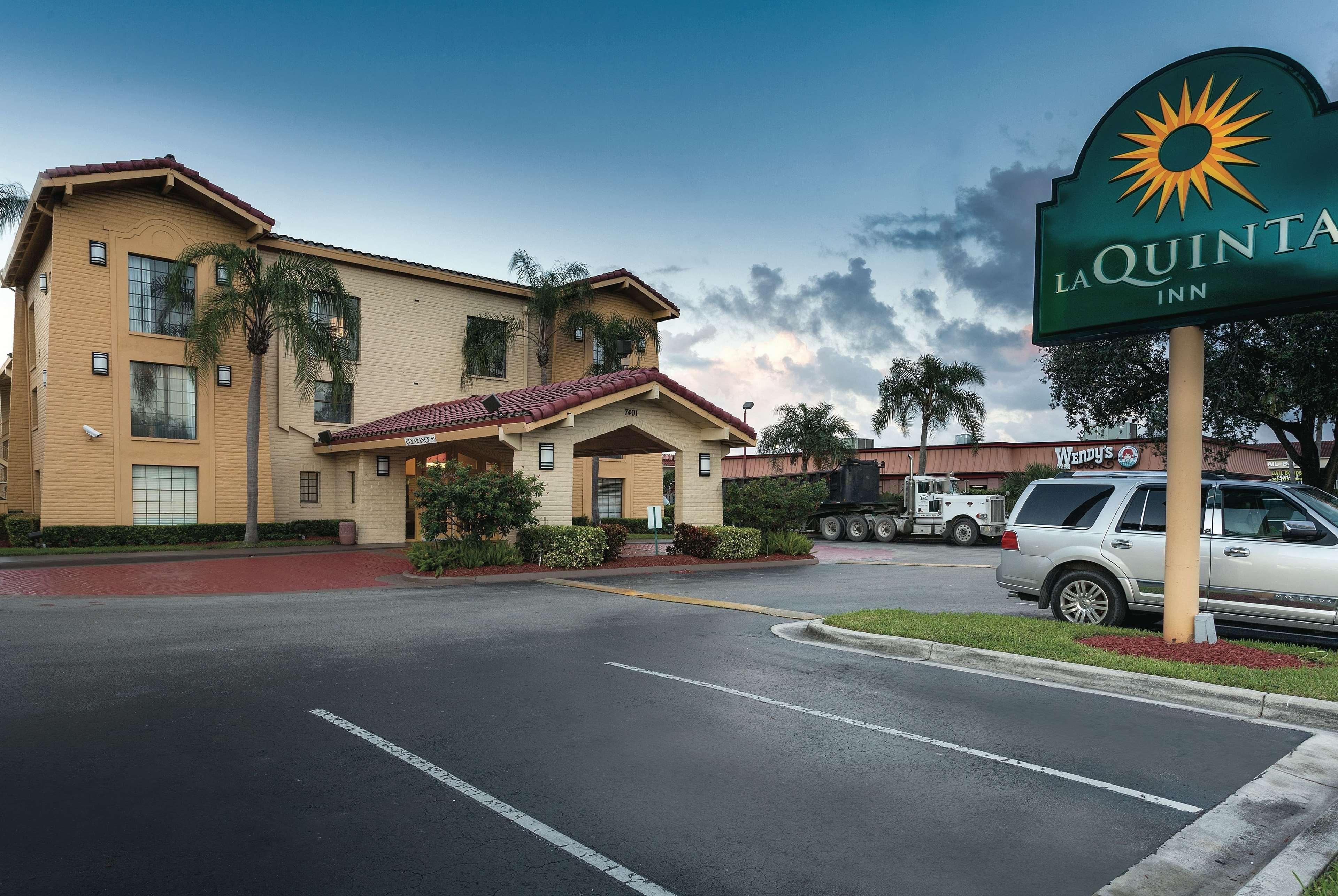 La Quinta Inn By Wyndham Miami Airport North Miami Springs Bagian luar foto