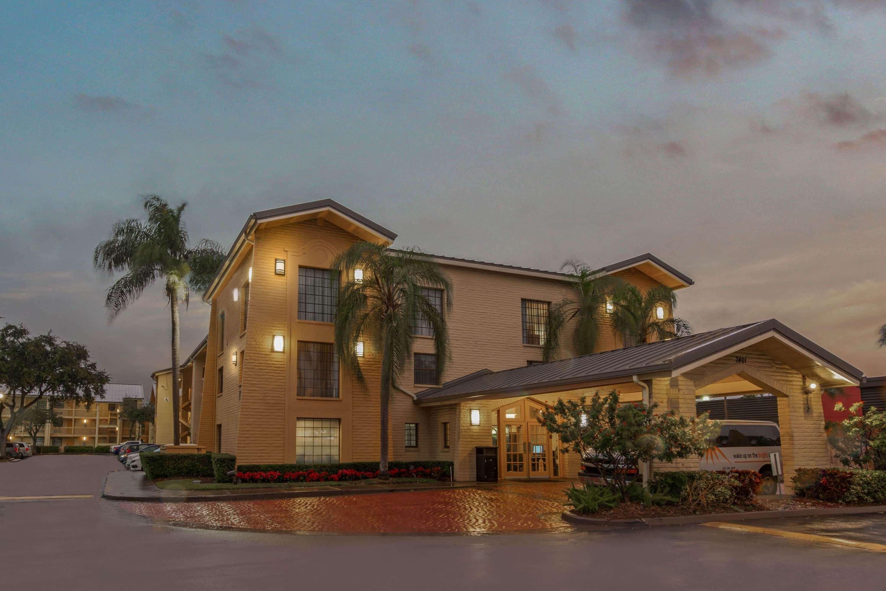 La Quinta Inn By Wyndham Miami Airport North Miami Springs Bagian luar foto