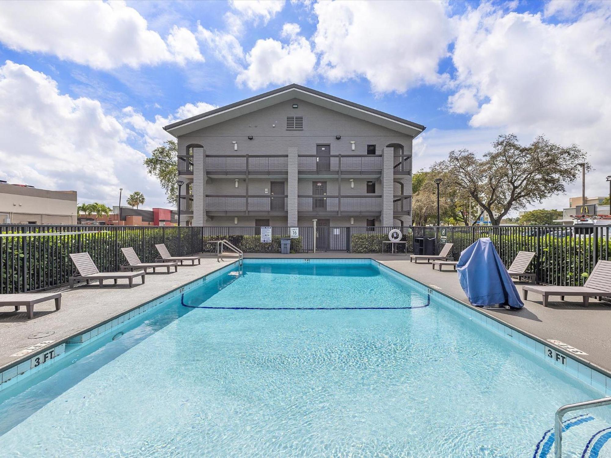 La Quinta Inn By Wyndham Miami Airport North Miami Springs Bagian luar foto