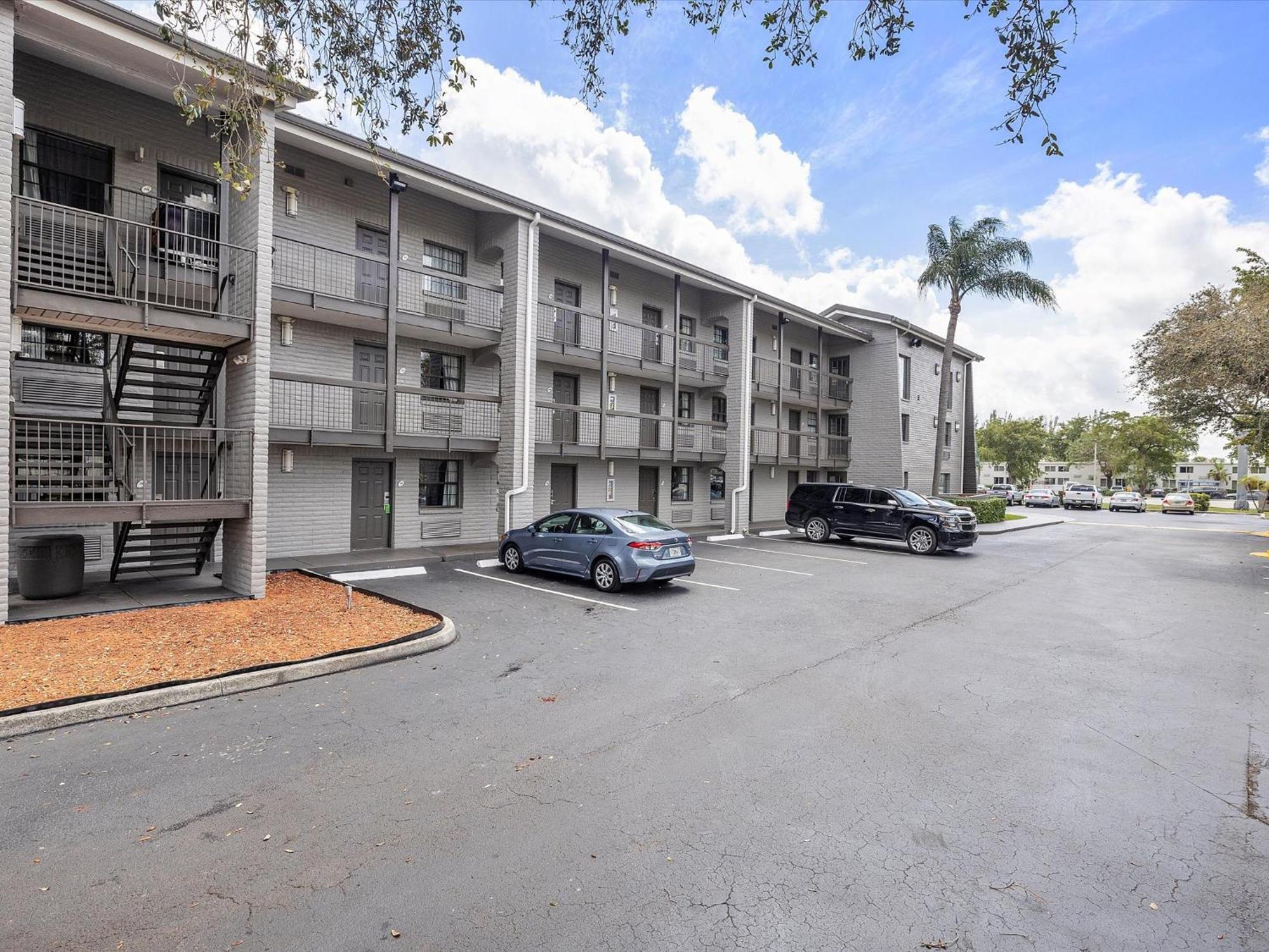 La Quinta Inn By Wyndham Miami Airport North Miami Springs Bagian luar foto