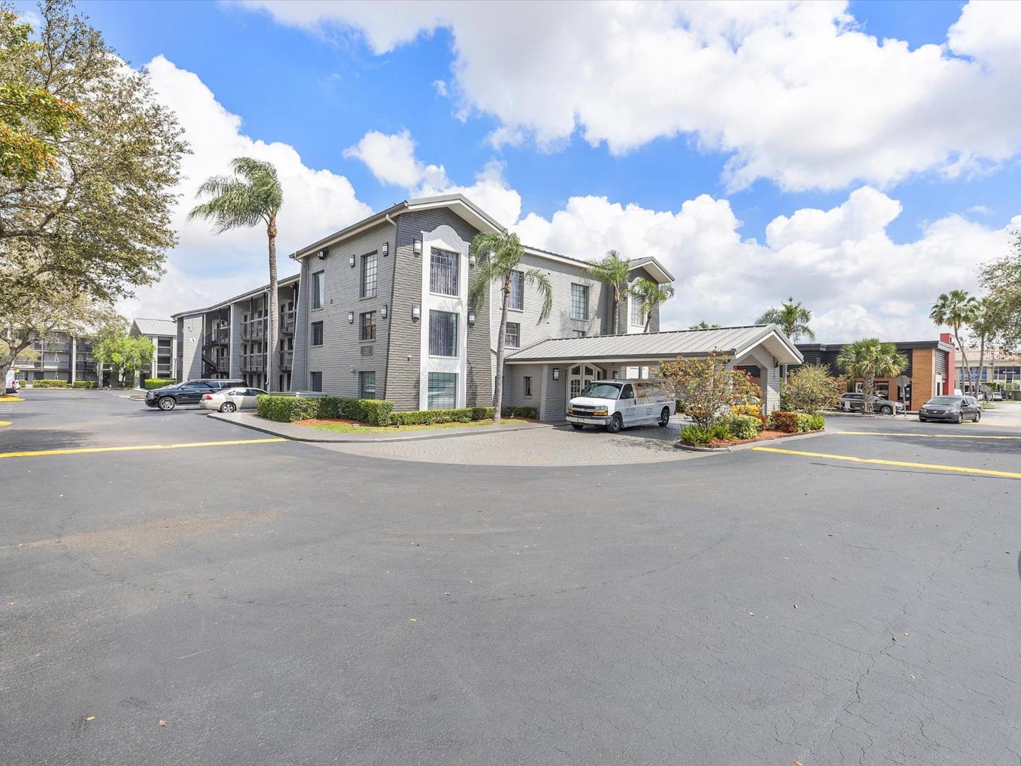 La Quinta Inn By Wyndham Miami Airport North Miami Springs Bagian luar foto